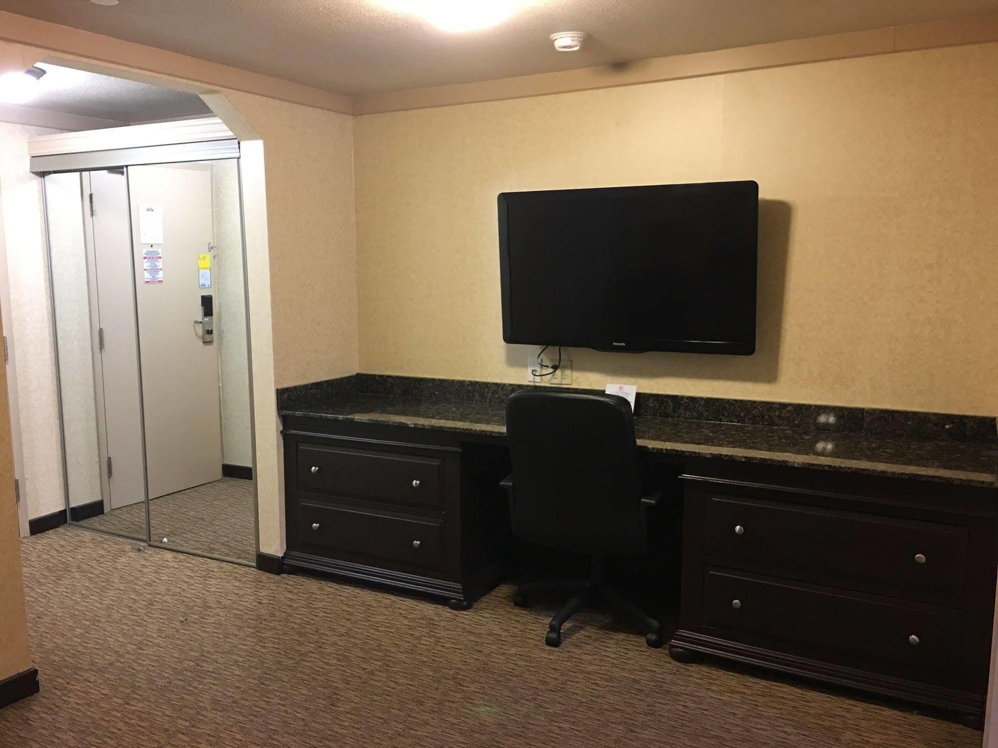 Days Inn & Suites By Wyndham Sault Ste. Marie On Zewnętrze zdjęcie