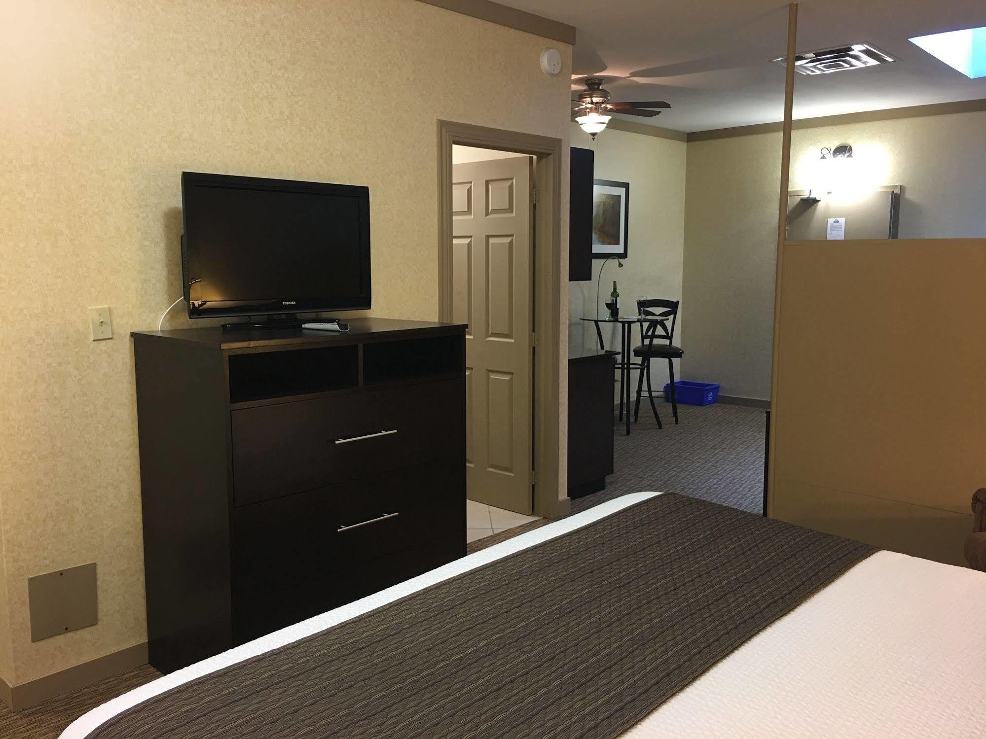 Days Inn & Suites By Wyndham Sault Ste. Marie On Zewnętrze zdjęcie