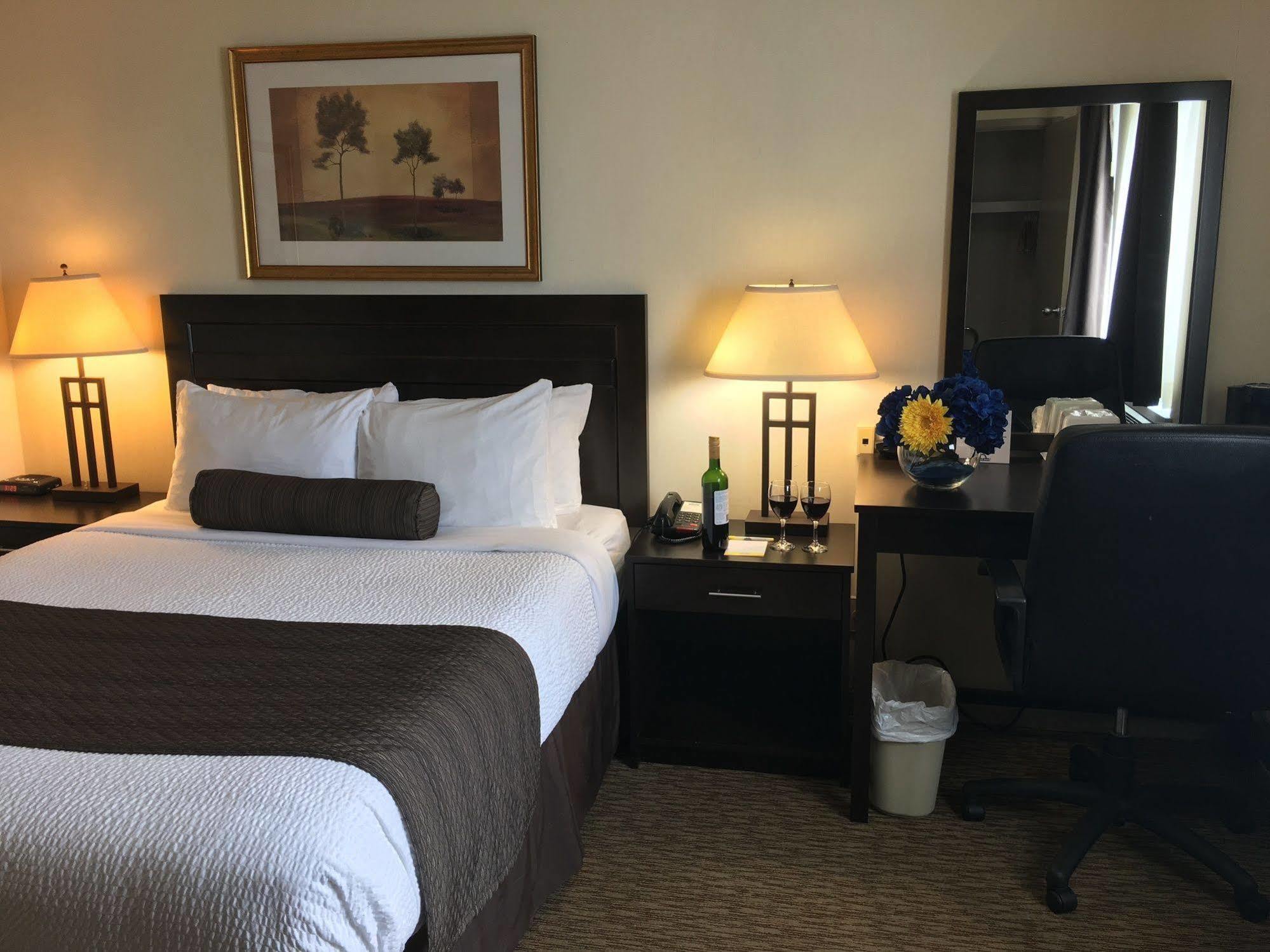 Days Inn & Suites By Wyndham Sault Ste. Marie On Zewnętrze zdjęcie