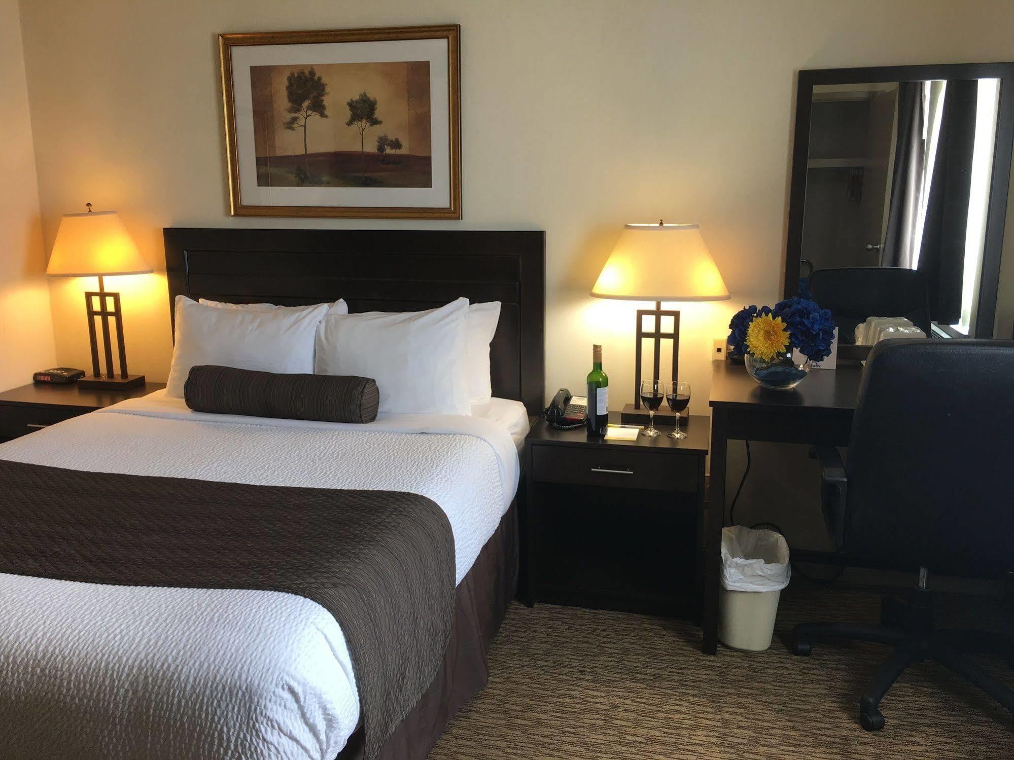 Days Inn & Suites By Wyndham Sault Ste. Marie On Zewnętrze zdjęcie